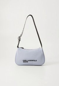 Svijetloplava pravokutna torba za preko ramena s crnim podesivim remenom i logotipom "KARL LAGERFELD JEANS" otisnutim sprijeda.