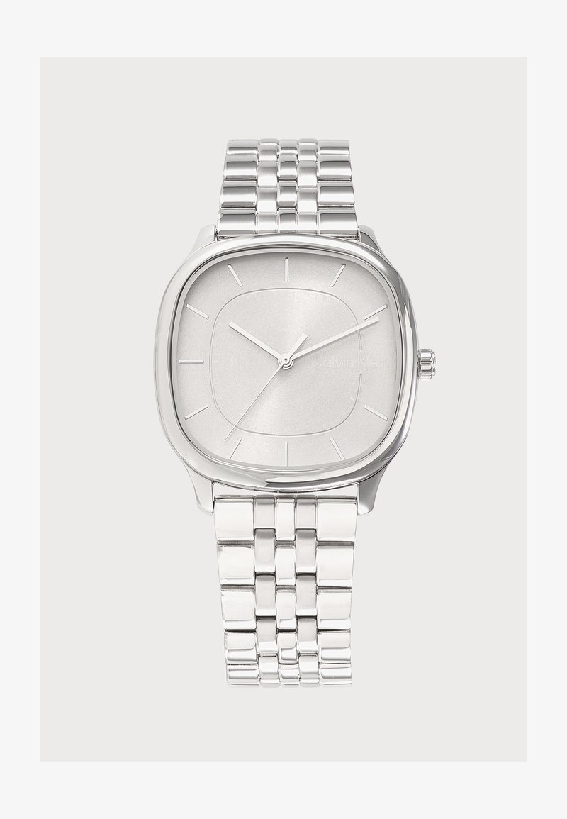 Montre-bracelet argentée avec un cadran carré, des index horaires minimalistes, des aiguilles argentées et un bracelet métallique à maillons.