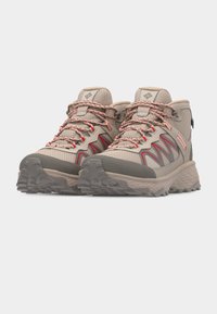 Μπεζ και γκρί  ορειβατικά μποτάκια με κορδόνια σε κόκκινη απόχρωση και ανθεκτικές σόλες, σχεδιασμένα για υπαίθριες δραστηριότητες και μονοπάτια.