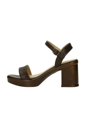 Hnědý kožený sandál s otevřenou špičkou, blokovým podpatkem, nastavitelným páskem kolem kotníku a polstrovanou stélkou.
