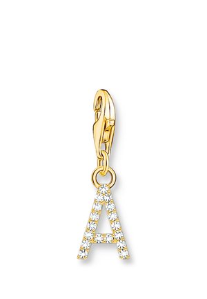 Ciondolo con chiusura in oro con la lettera A decorata con pietre limpide e scintillanti su sfondo bianco.