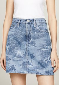 Jeansrock mit einem hellblauen, gemusterten Design sowie Palmen und Segelbooten, klassischem Fünf-Taschen-Style und Metallknopfverschluss.