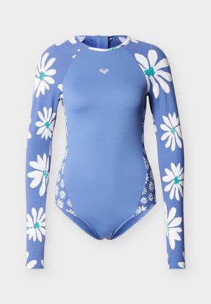 Blauer Neoprenanzug mit langen Ärmeln und weißen Gänseblümchenmustern auf den Ärmeln und den Seiten, mit kleinem Logo auf der Brust und Reißverschluss am Rücken.