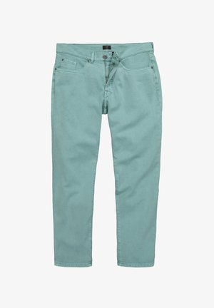 Jasnozielone jeansy o dopasowanym kroju z przednim guzikiem i suwakiem, szlufkami na pasek oraz pięcioma kieszeniami, wyłożone płasko na białym tle.