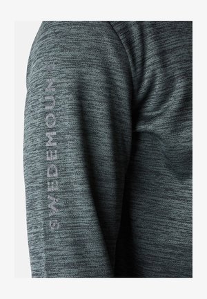 Dunkelgraues Strickshirt mit langen Ärmeln und strukturiertem Muster, mit "SWEDEMOUNT" vertikal auf dem linken Ärmel in hellgrau bedruckt.