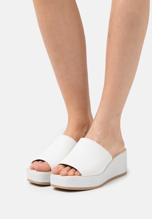 Heeled mules - latte