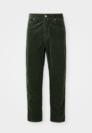 Pantaloni din catifea verde cu textură verticală, având închidere cu nasture, două buzunare frontale și un design cu picior drept.