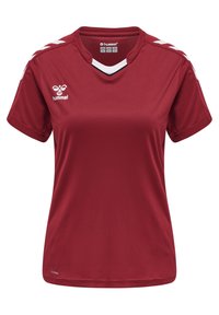 Camiseta deportiva roja hecha de tela transpirable, con cuello en V, mangas cortas y detalles blancos en los hombros, logo de la marca en el frente.