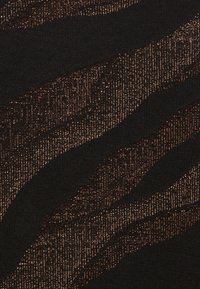 Schwarzer Stoff mit gewellten Streifen in metallischem Bronze. Die Textur wirkt glatt mit einem subtilen Glanz, der die Tiefe des Designs betont.