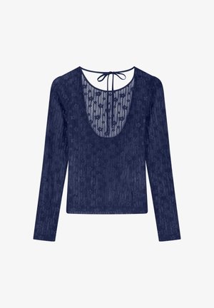 Diepblauwe lange mouwen kanten top met bloemmotief, ronde halslijn en striksluiting aan de achterkant.