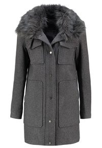 Cappotto grigio in lana con colletto in pelliccia sintetica, dotato di due tasche sul petto e due tasche laterali, chiuso da bottoni metallici.