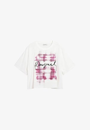T-shirt blanc à manches courtes avec un carré en tissu à carreaux flou rose et violet, avec le mot « Desigual » en écriture cursive noire sur la poitrine.