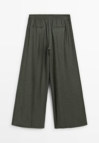Pantalons larges en olive avec un tissu texturé, une taille élastique et deux poches arrière. Fini lisse avec une coupe décontractée.