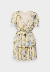 Rochie înflorată dintr-un material ușor, având un fundal galben deschis cu frunze verzi și albastre, cu mâneci scurte și ondulate, și un design în straturi.