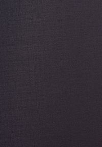 Tissu texturé gris foncé uni avec un motif tissé serré et de légères variations de teinte partout.