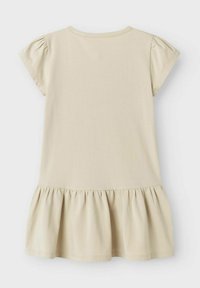 Beżowa sukienka z krótkim rękawem, okrągłym dekoltem, bufkami oraz rozkloszowanym, falbaniastym dołem. Wykonana z miękkiej bawełny, o gładkiej teksturze.