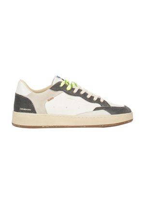 Baskets basses avec des panneaux blancs, gris et beige, des lacets jaune néon et beige, et une semelle beige portant la marque Crime London et Chelsea SWS.