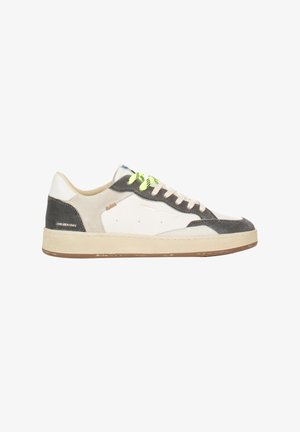 Baskets basses avec des panneaux blancs, gris et beige, des lacets jaune néon et beige, et une semelle beige portant la marque Crime London et Chelsea SWS.