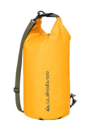Sac étanche de couleur jaune vif avec le logo noir "Quiksilver" et une sangle d'épaule ajustable de couleur olive, fermé en haut par une boucle.