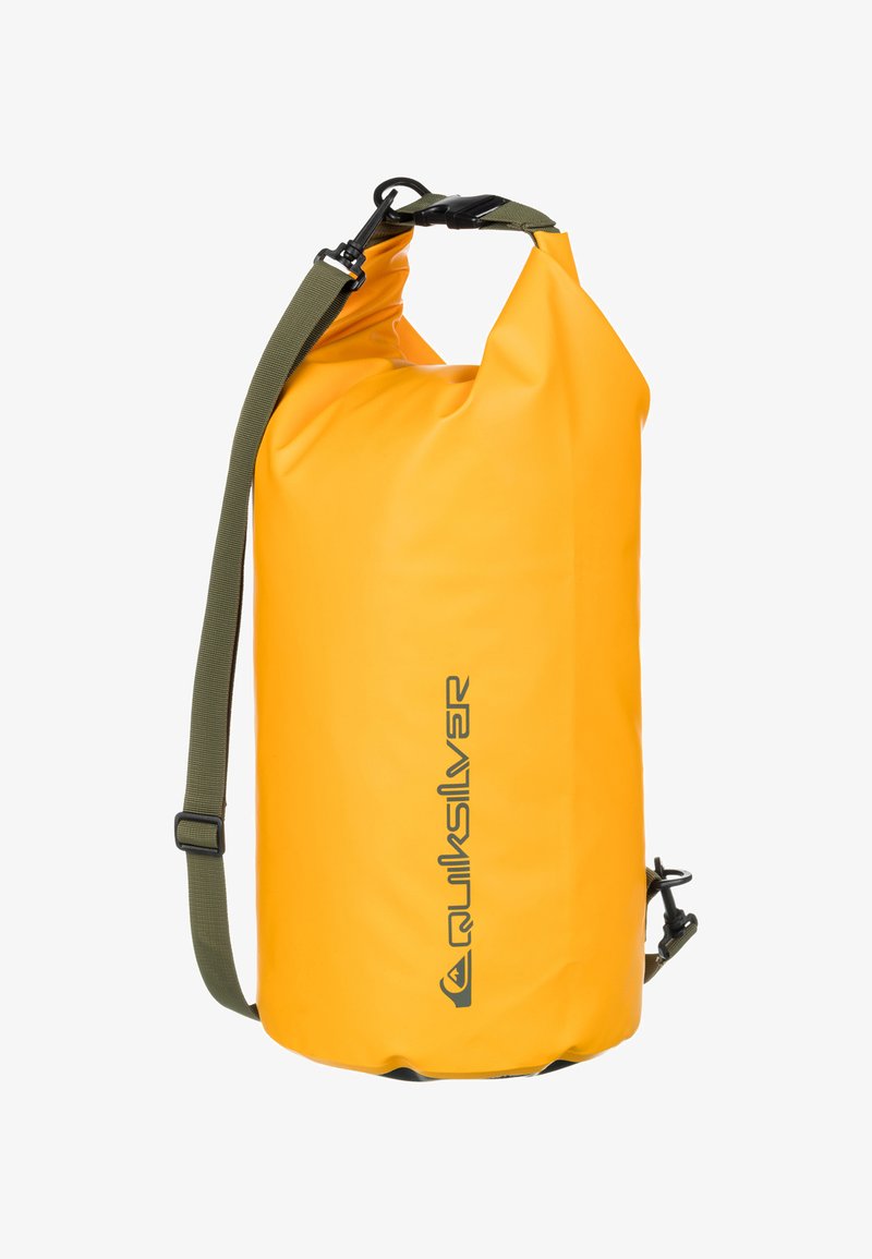 Heldergele waterdichte dry bag met zwart "Quiksilver" logo en verstelbare olijfgroene schouderband, afgedicht aan de bovenkant met een gesp.