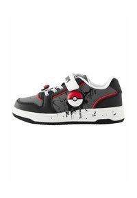 Schwarze Sneakers mit glänzendem Finish, roten Akzenten und weißen Schnürsenkeln. Auf der Seite sind ein Poké Ball-Design und ein Spritzmuster zu sehen.