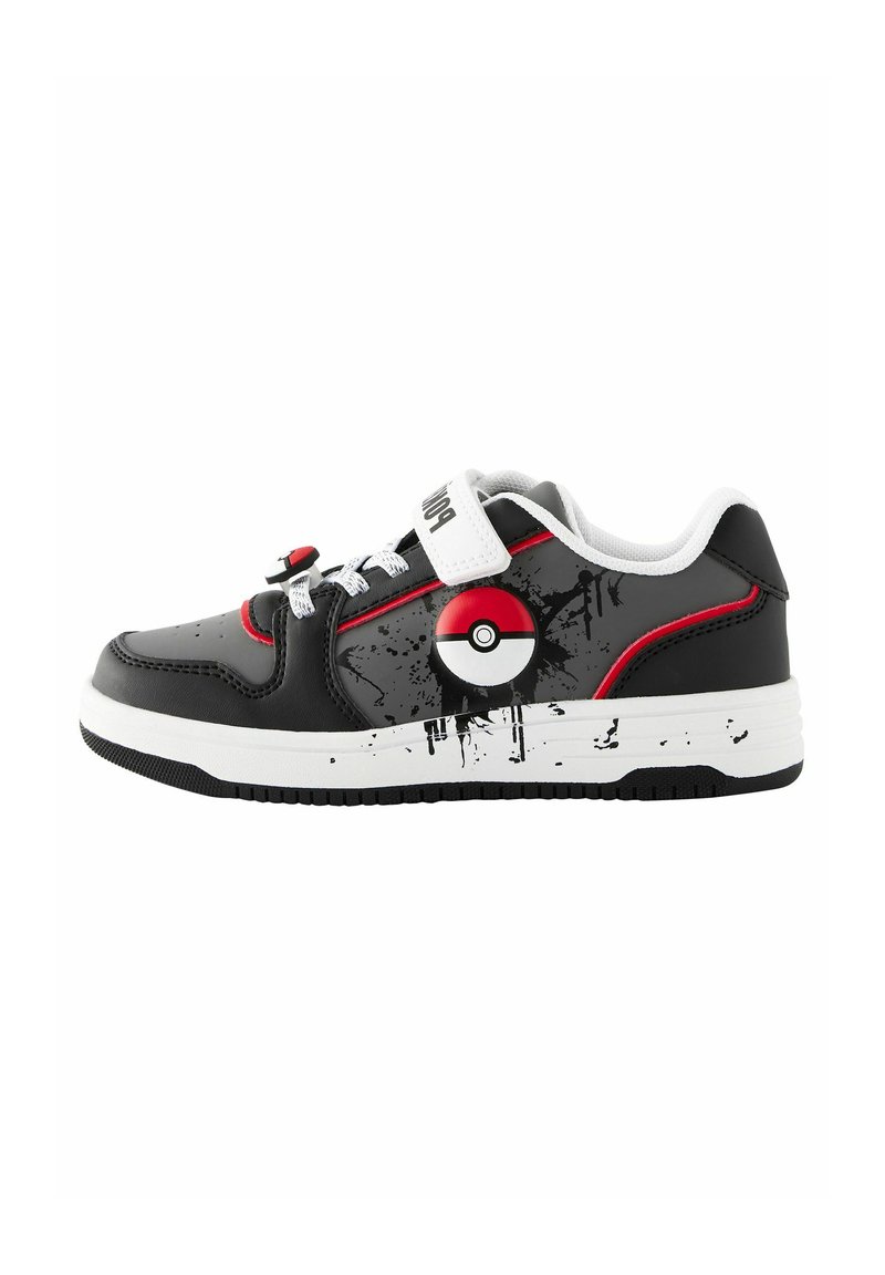 Schwarze Sneakers mit glänzendem Finish, roten Akzenten und weißen Schnürsenkeln. Auf der Seite sind ein Poké Ball-Design und ein Spritzmuster zu sehen.