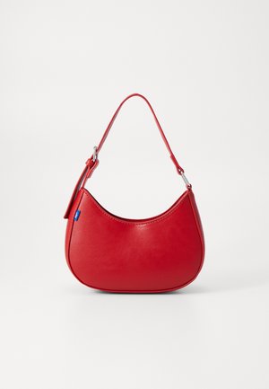 Borsa a tracolla in pelle rossa con forma curva e una sola tracolla. Presenta una texture liscia e un piccolo dettaglio del logo blu.