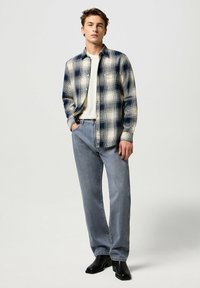 Wrangler FRONTIER - Vaqueros rectos - light ice