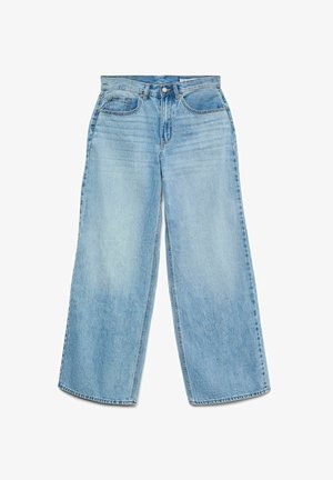 Vaaleansiniset korkeavyötäröiset löysät farkut, joissa on etutaskut, vyölenkit ja napitus, aseteltuna tasaiseksi valkoista taustaa vasten.