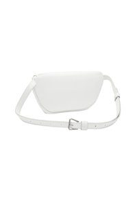 Borsa a spalla in pelle bianca con forma curvata, frontale piatto e tracolla regolabile. Presenta una fibbia in argento e una texture liscia.
