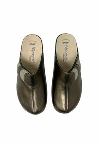 Scarpe slip-on in pelle nera con punta arrotondata, caratterizzate da una texture liscia e un'accenna laterale. Soletta interna etichettata "Vera Pelle."