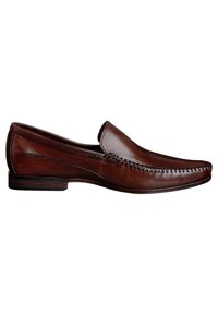 Mocassins en cuir marron avec des détails cousus, un bout arrondi et un talon plat. Texture lisse, design minimaliste et silhouette classique.