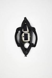 Borsa tote nera con due manici superiori, chiusura con zip e scomparti interni; presenta un organizer color crema e un contenitore argento.