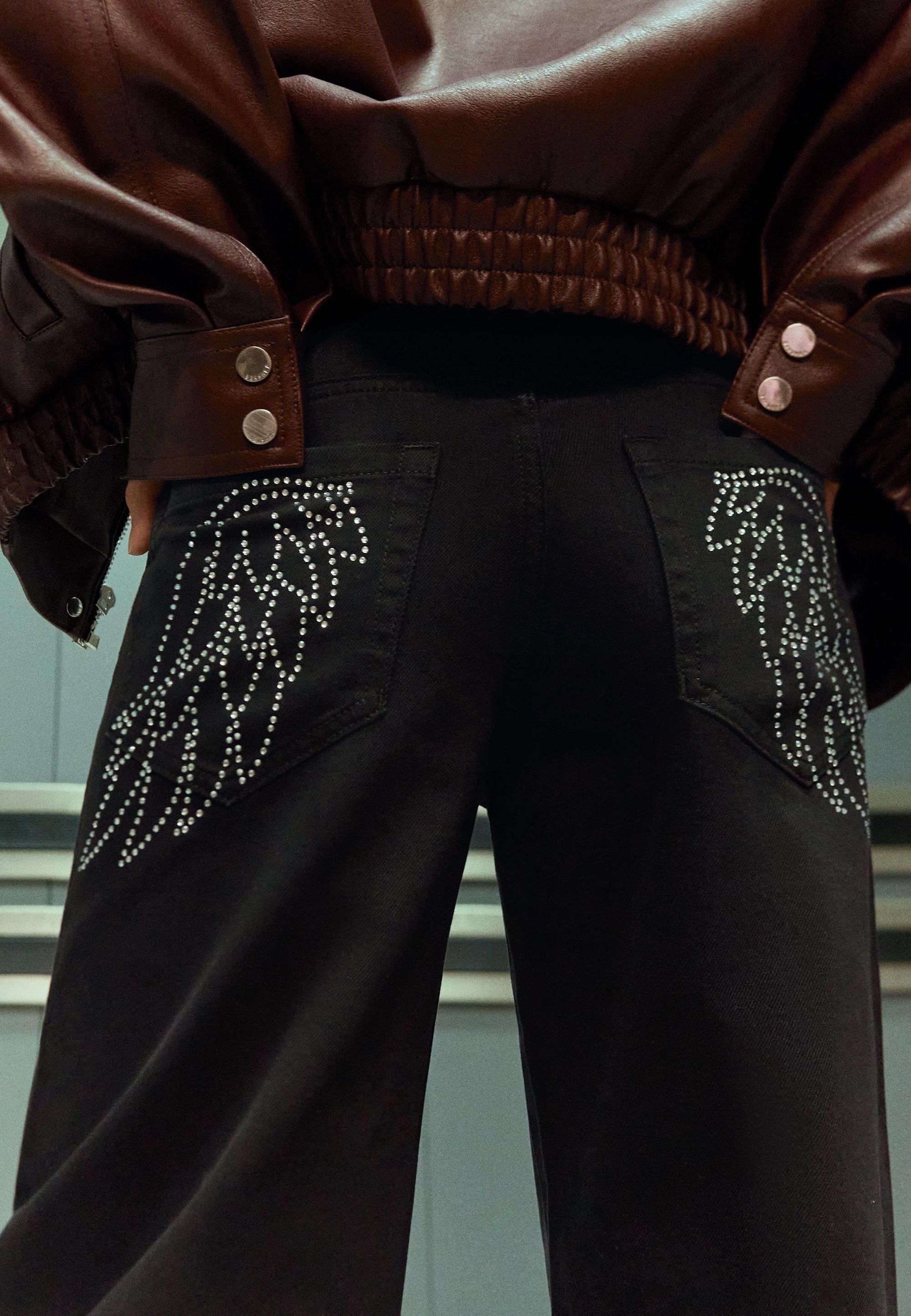 Bershka STRAIGHT-LOW-WAIST WITH RHINESTONES Jeans baggy black