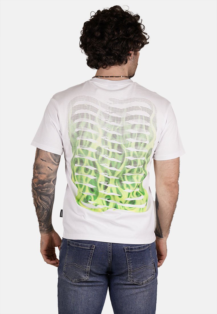 T-shirt bianca con un motivo astratto verde e nero sulla parte posteriore. Il design include linee ondulate e punti per una texture.