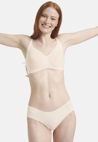 Beige saumaton rintaliivit ja vastaavat bikinit. Pehmeä kangas, jolla on sileä pinta. Rintaliiveissä on leveät olkaimet; bikineissä on matala vyötärödesign.
