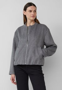 Veste bombardier grise en mélange de laine douce, dotée d'une fermeture éclair à l'avant, de poches latérales et d'une coupe décontractée, avec des poignets et un ourlet côtelés.