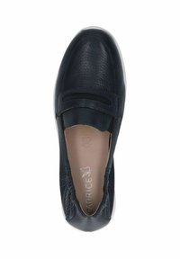 Sötétkék bőr slip-on cipő, texturált felülettel, széles nyílással és fehér gumitalppal. A felsőrészén kivágott díszítés található.