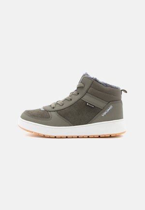 Zielono-oliwkowy zimowy sneaker o średniej wysokości z białą podeszwą, szarym futerkiem, sznurowadłami oraz napisami "VIKING" i "GORE-TEX" po bokach.