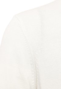 Hvid strikket sweater med en glat tekstur, rund halsudskæring og diskrete sømdetaljer ved skuldrene.