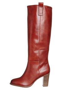 Botte montante en cuir marron avec un talon rectangulaire, une texture lisse, et une boucle arrière pour un enfilage facile. Couleur unie sans motifs.