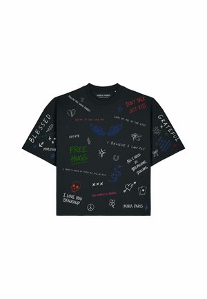 Schwarzes T-Shirt mit bunten handgeschriebenen Phrasen und Symbolen, darunter Flügel, Herz, Schlange, Totenkopf und Wörter wie "FREE HUGS," "BLESSED," und "GRATEFUL."