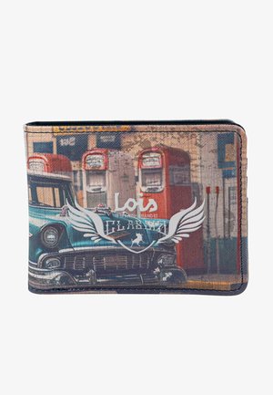 Cartera hecha de material duradero con un diseño de coche vintage en tonos verde azulado y beige, con un logotipo y detalles gráficos en la parte frontal.