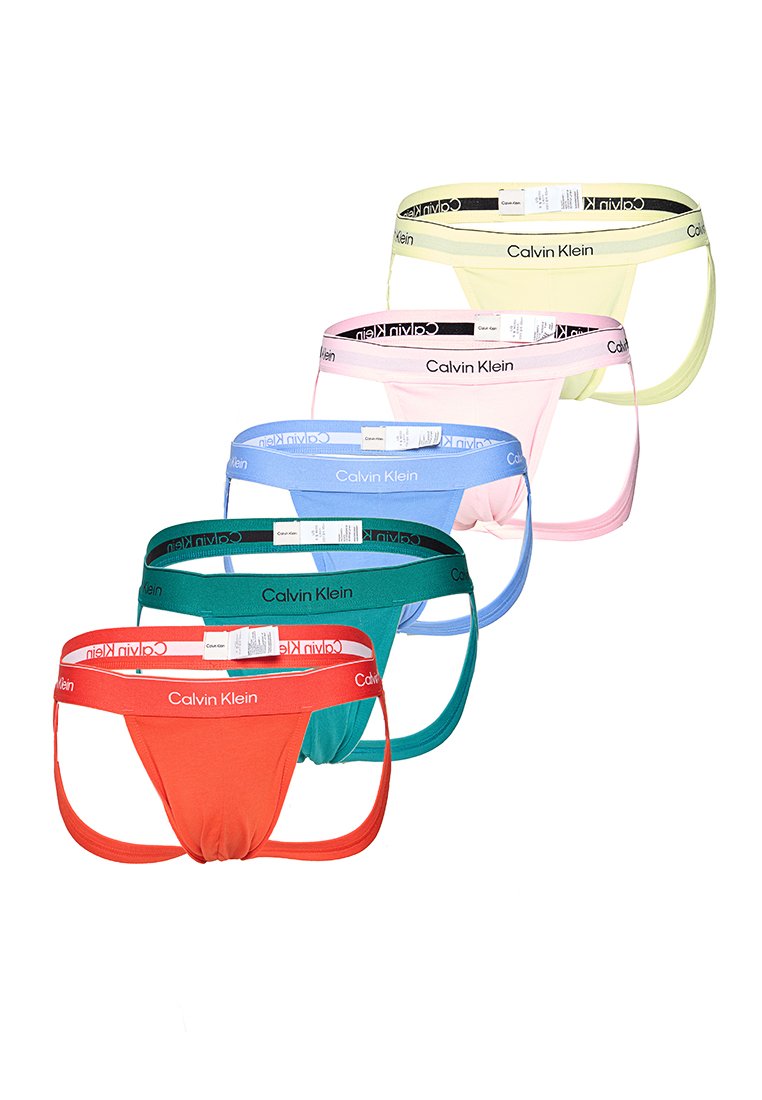 Fünf Calvin Klein Jockstraps in Gelb, Pink, Blau, Grün und Rot, jeweils mit markierten Taillenbändern und angehängten Produktetiketten.