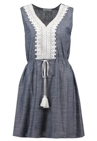 Džínové šaty bez rukávů s bílou krajkou podél výstřihu do V, zúženým pasem a šňůrkou na stažení zakončenou střapcem.
