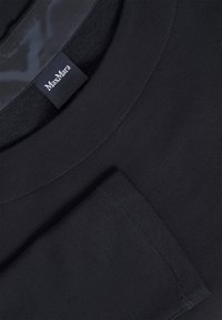 Černá bavlněná mikina s kulatým výstřihem, s cedulkou "Max Mara Leisure" a viditelným šitím podél lemu a rukávu.