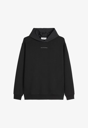 Czarna bluza z kapturem i ściągaczami. Posiada subtelne logo na środku oraz kontrastowy kołnierz. Wykonana z miękkiego materiału bawełnianego.