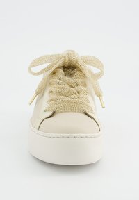 Baskets plateforme beiges avec de larges lacets texturés dorés noués en nœud, et embouts de lacets dorés, présentées de face sur un fond blanc.