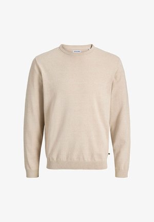Bež pleteni džemper s okruglim izrezom, dugim rukavima, rebrastim manžetnama i rubom, s diskretnom teksturom i oznakom logotipa sa strane.