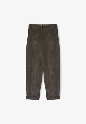 Pantalones de pana gris oscuro con un ajuste holgado, que cuentan con un cierre de botón, bolsillos laterales y puños enrollados que destacan la textura de las rayas verticales.